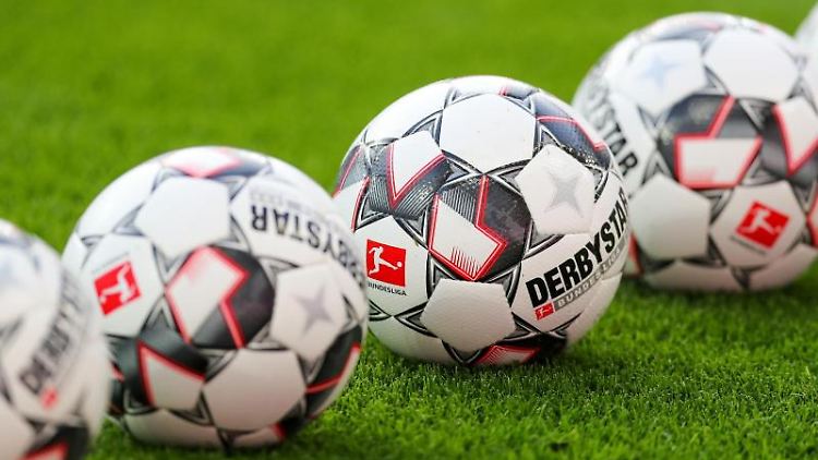 Am Donnerstag soll die Fußball-Bundesliga Thema bei Bundeskanzlerin Angela Merkel sein.