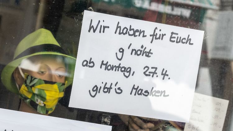 Nach den ersten Lockerungen gehören Masken zu den wichtigen Schutzmaßnahmen, um weitere Ansteckungen zu verhindern.