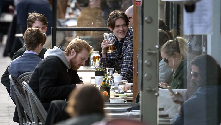 Die Menschen in Schweden dürfen auch weiterhin in Cafés sitzen - nur bitte nicht zu eng.