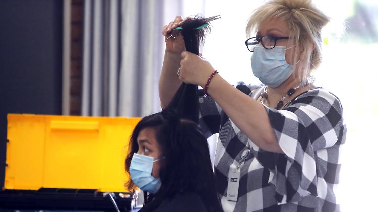 Insbesondere auf Friseure wartet in nächster Zeit eine Menge Arbeit - und das unter erschwerten Bedingungen.