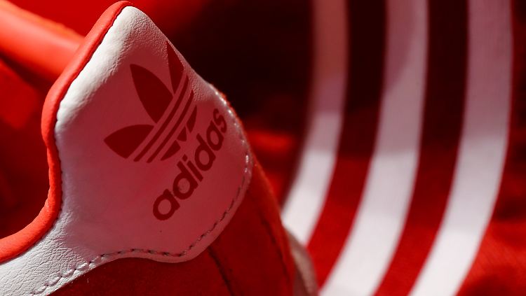 Die geschlossenen Geschäfte lassen den Umsatz von Adidas einbrechen.