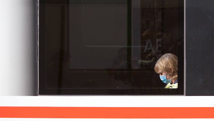 Das Tragen von Mund-Nase-Masken soll laut Bundesverkehrsminister Scheuer auch
in ICE und IC Pflicht werden.