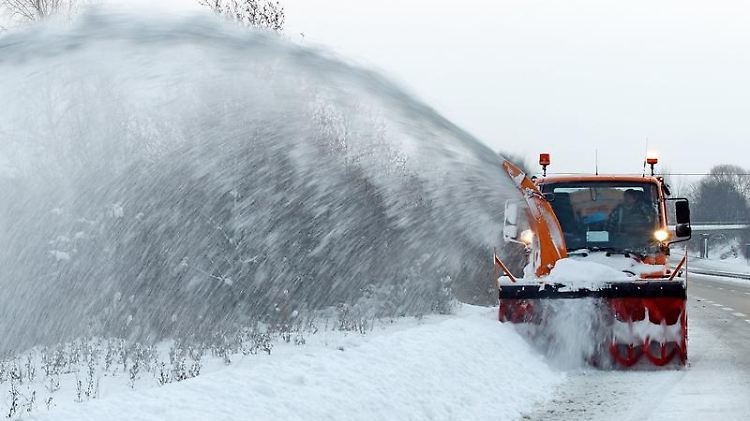 Abstand halten: Aufspritzender Schnee vom Räumkommando landet schnell auf der Windschutzscheibe und behindert dann die Sicht.