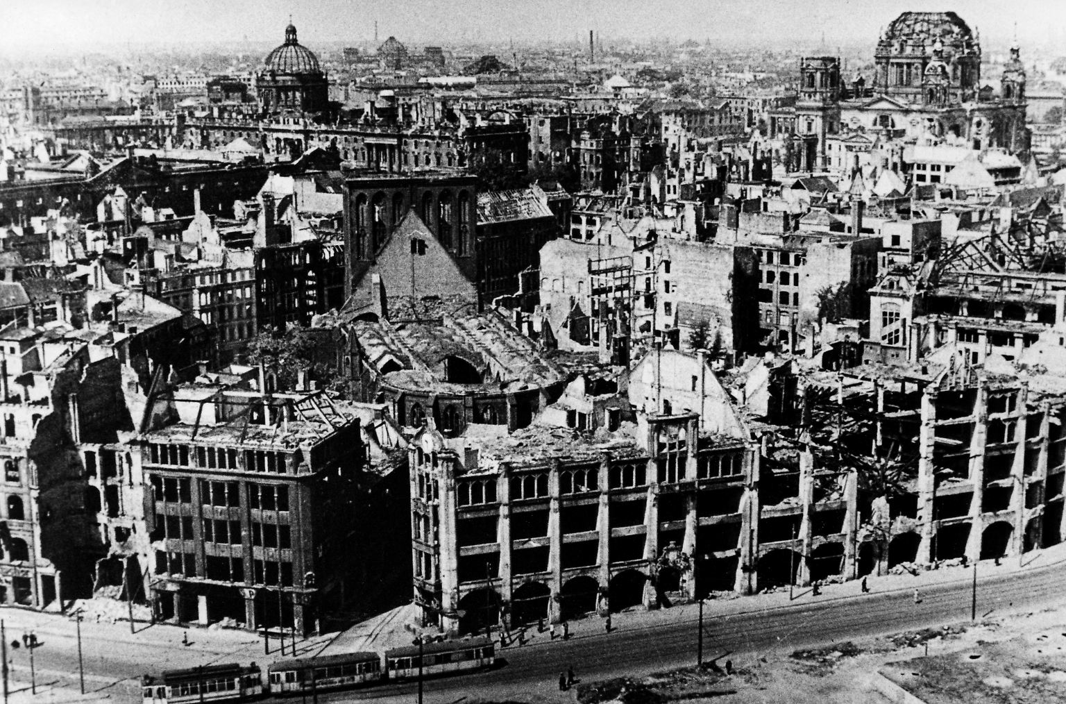 Als im Mai 1945 der Zweite Weltkrieg in Europa zu Ende ging, lag auch Berlin in Trümmern. Schätzungsweise 75 Millionen Kubikmeter davon ...