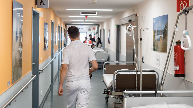 Wer krank ist, soll einen Arzt oder ein Krankenhaus aufsuchen. 