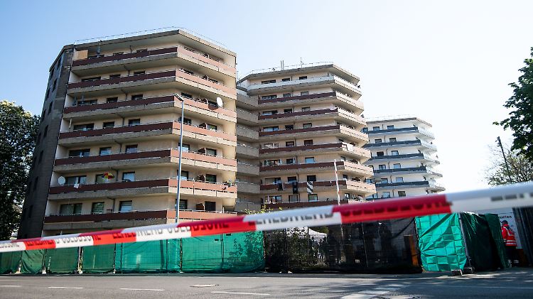 Zwei Familien pfeifen auf Quarantäne - ein ganzer Hochhauskomplex wird abregiegelt.