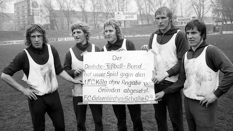 Ganz so unschuldig waren die Schalker wohl nicht, wie es hier (von links) Herbert Lütkebohmert, Klaus Fichtel, Jürgen Sobieray, Rolf Rüssmann und Klaus Fischer präsentieren.