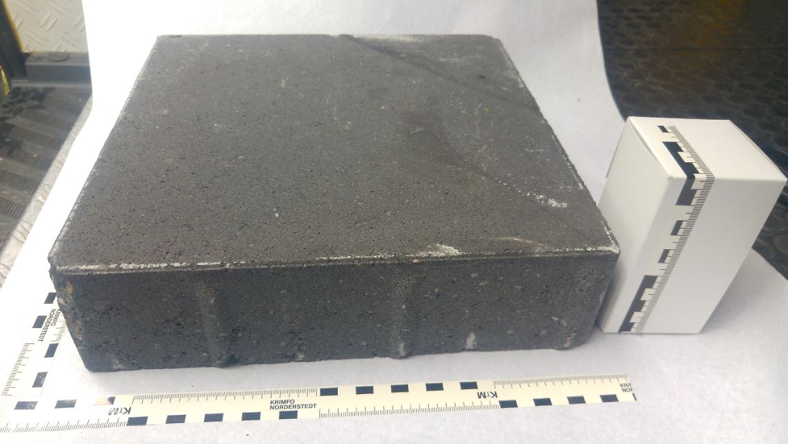 Die Betonplatte ist ca. 30 x 30 cm groß.