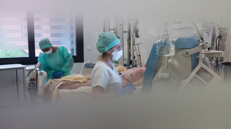 Zwei Krankenschwestern behandeln einen männlichen Covid-19-Patienten im französischen Toulouse.