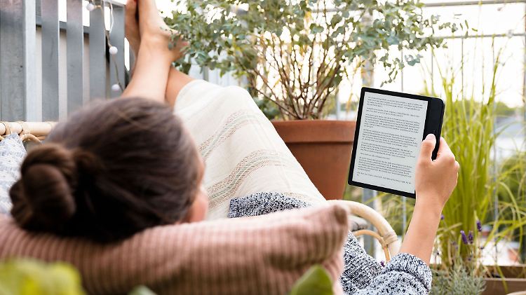 E-Book-Reader sind bequemer zu halten als Bücher. Hier Testsieger Tolino Epos 2.