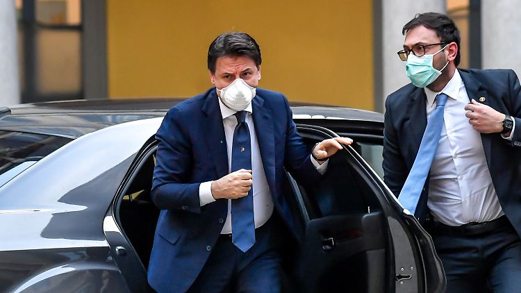 Die Herabstufung der Kreditwürdigkeit macht die Lage für Regierungschef Conte (l.) nicht einfacher.