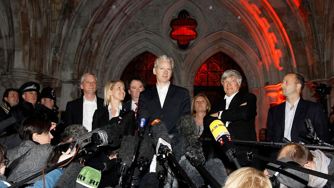 Assange unmittelbar nach seiner Freilassung.