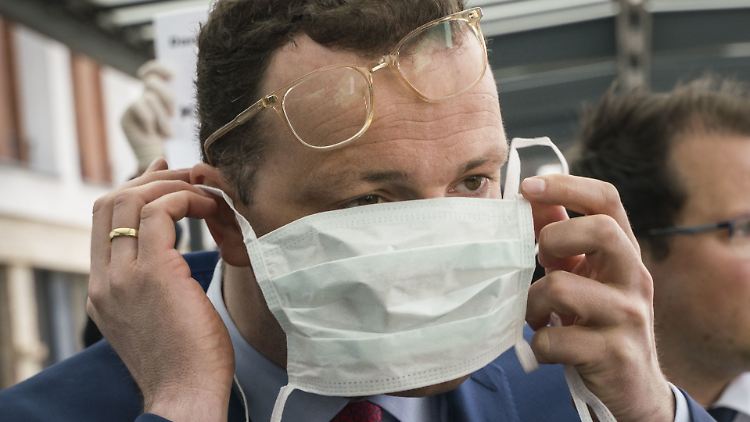 Ungeeignete Methode: Noch hat Gesundheitsminister Spahn das Verfahren für die Wiederaufbereitung von Schutzmasken nicht angepasst.