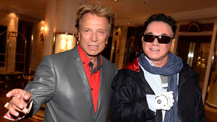 Roy (r.) hat sich mit dem Virus infiziert - lässt aber zusammen mit seinem Partner Siegfried Zuversicht verbreiten.