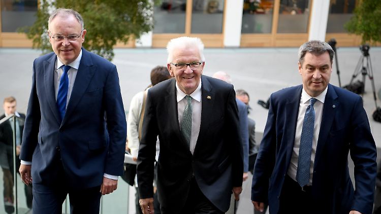 Die Regierungschefs Stephan Weil, Winfried Kretschmann und Markus Söder wollen sich am Nachmittag zusammenschalten.