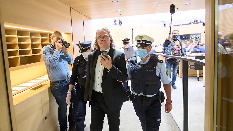 Fiechtner wird von Beamten aus dem Saal geleitet.