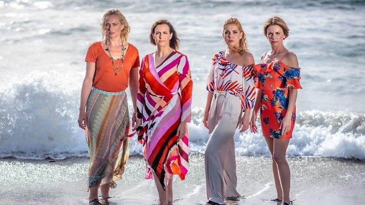 Für Maren (Eva Mona Rodekirchen), Katrin (Ulrike Frank), Nina (Maria Wedig) und Yvonne (Gisa Zach, v.l.) geht es gemeinsam in den Urlaub.