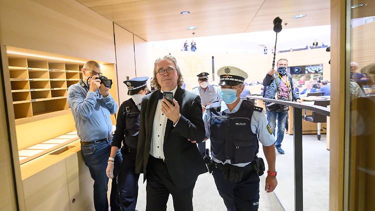 Der Ex-AfD-Abgeordnete Fiechtner wird für drei Sitzungen ausgeschlossen.