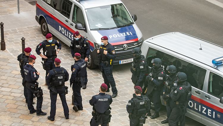 Großeinsatz nach einer Bombendrohung in der Wiener Hofburg.