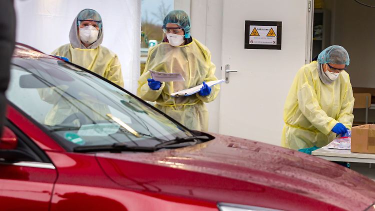 Im baden-württembergischen Leinfelden-Echterdingen erfolgt der Corona-Test wie beim Drive-in-Restaurant.