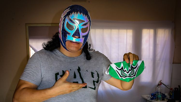 "El Hijo del Soberano" mit einer seiner Masken.