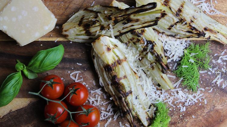 Besonders lecker wird der gegrillte Fenchel mit ein wenig geriebenem Parmesan.