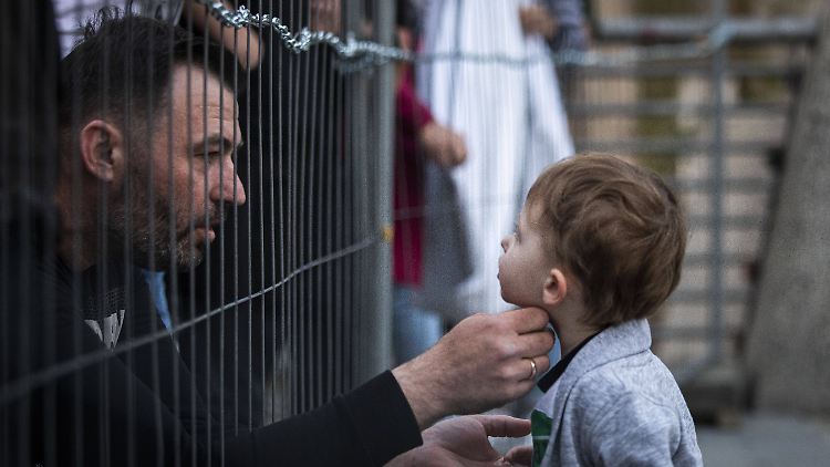 Für Polen, die in Deutschland arbeiten, gilt bei Wiedereinreise in die Heimat eine zweiwöchige Quarantäne. Viele können sich das nicht leisten. Sie arbeiten weiter in Deutschland - und dürfen ihre Kinder nur noch am Grenzzaun sehen.