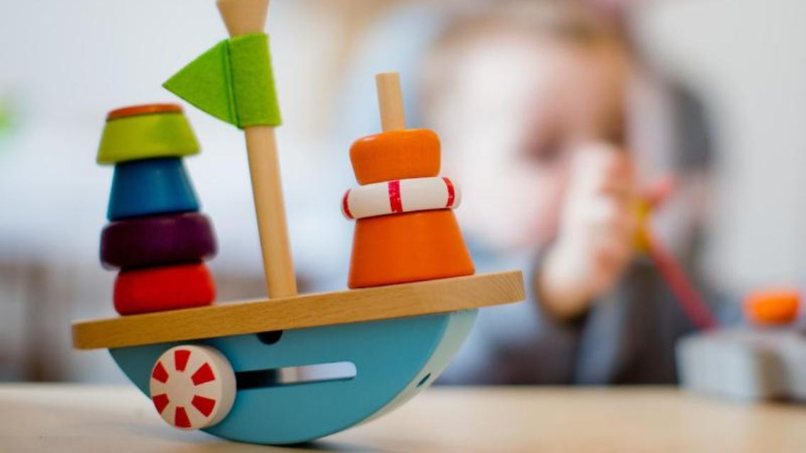 Ein Kind spielt in einer Kindertageseinrichtung. Foto: Rolf Vennenbernd/dpa/Symbolbild