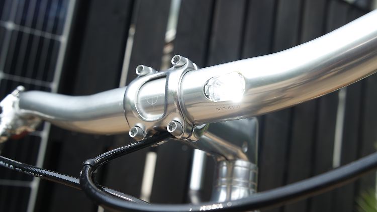Smarte Lösung: Das im Lenker integrierte LED-Licht leuchtet ordentlich und ist sogar für den Straßenverkehr zugelassen.