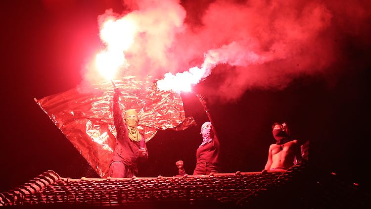 "Legal? Illegal? Scheißegal!"