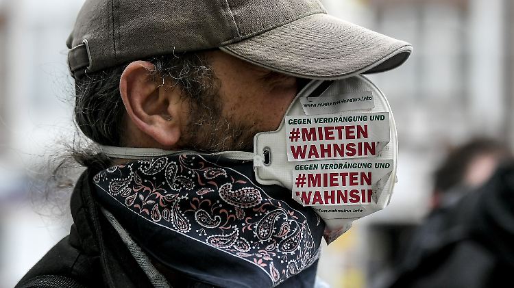 Aus der Not eine Tugend machen: Vor der Walpurgisnacht trägt ein Berliner Demonstrant einen Mundschutz mit politischer Botschaft.