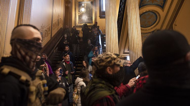 Jeder US-Bürger habe das "Recht, zu arbeiten, um seine Familie zu unterstützen, frei zu reisen, sich zu religiösen Gottesdiensten und anderen Zwecken zu versammeln, sich aus Protest gegen unsere Regierung zu versammeln und über die eigene medizinische Versorgung zu bestimmen", schrieb die Protestgruppe "Michigan United for Liberty".