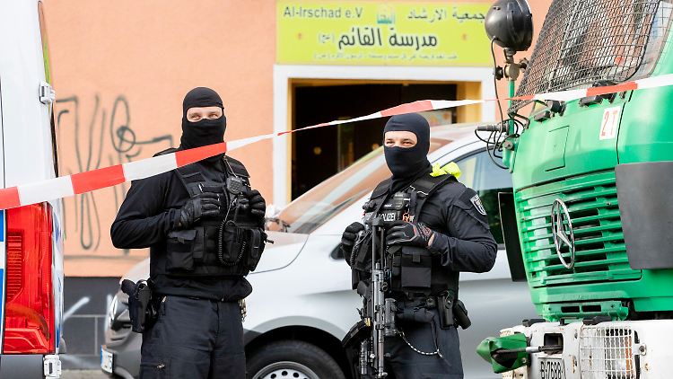 Die Polizei führte am Donnerstag mehrere Razzien durch.