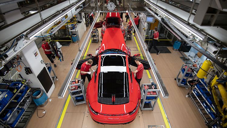 Staatliche Hilfe muss gut durchdacht sein:  Jeder zwölfte Beschäftigte in der Autoindustrie muss um seine Stelle bangen.