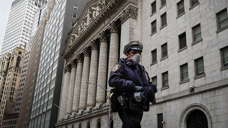 New Yorker Polizist auf der Wall Street.