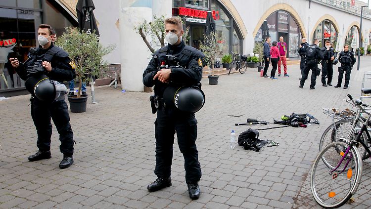 In Kleingruppen sollen die Täter auf das Team des ZDF eingetreten und eingeschlagen haben.