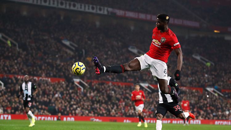 Dieses Bild stammt aus dem vergangenen Dezember. Spieler wie Paul Pogba von Manchester United müssen sich momentan in Geduld üben.