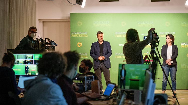 Die Parteichefs sprachen aus dem Studio - die Delegierten schauten zu Hause zu.