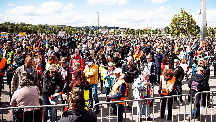 Nach Veranstalterangaben kamen 5000 Menschen zu der Demo auf den Cannstatter Wasen.