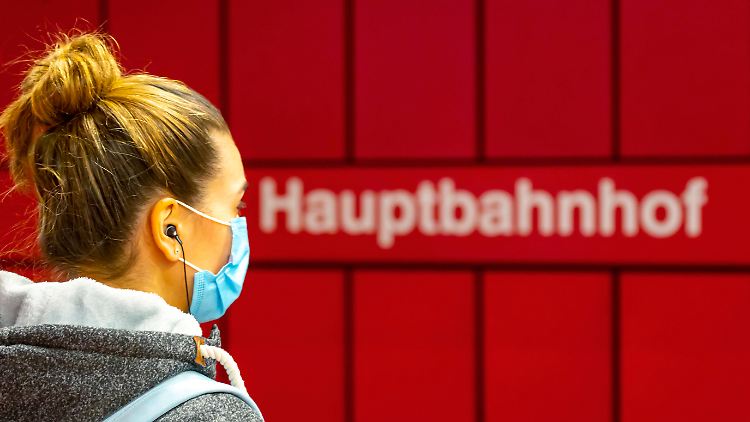 Eine Frau im Stuttgarter Hauptbahnhof trägt einen Mund-Nasen-Schutz.