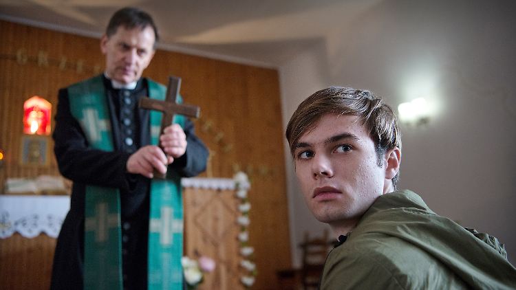 Exorzismus in Frankfurt/Oder: Jonas Fleischauer (Tom Gronau) und Pater Anselm (Maciej Robakiewicz).