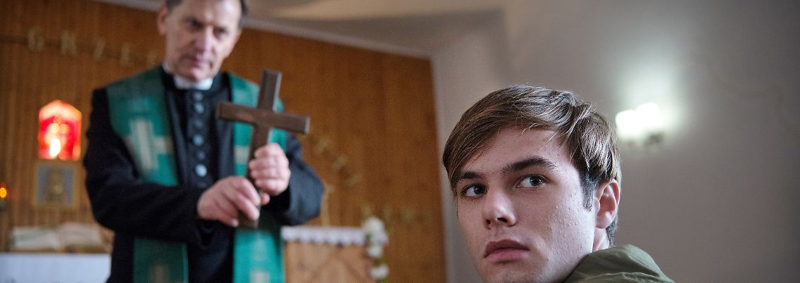 Exorzismus in Frankfurt/Oder: Jonas Fleischauer (Tom Gronau) und Pater Anselm (Maciej Robakiewicz).