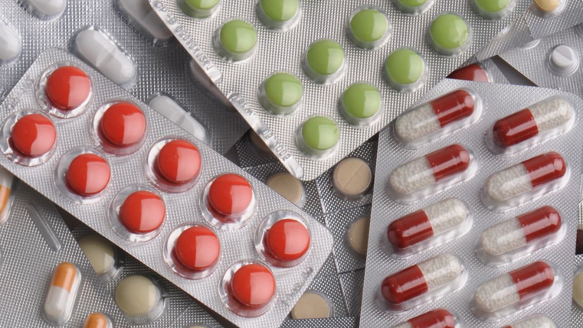 Bittere Pille für Millionen Arbeitnehmer: Die Krankenkassen-Beiträge steigen.