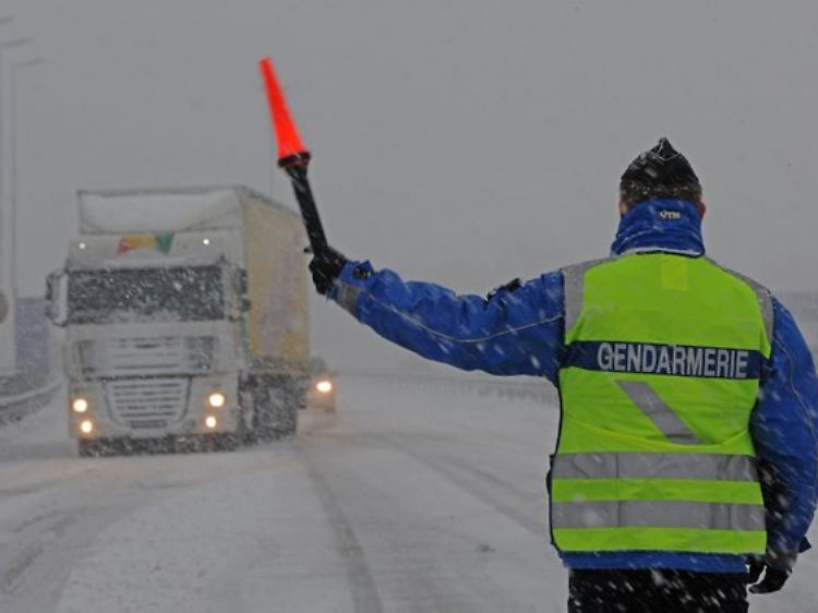 In Frankreich wurde wegen der Witterungsbedingungen ein Fahrverbot für Lkw erlassen.