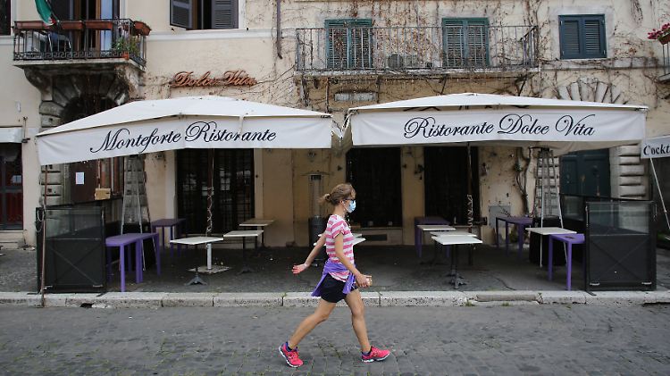 In Italien dürfen die Menschen ab Montag wieder auf die Straße, Spanien hat die strengen Ausgangsbeschränkungen schon zum Wochenende gelockert. 