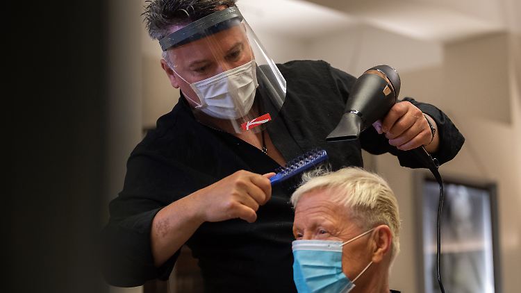 Für einen Pressetermin öffnete dieser Friseursalon in Sachsen bereits um Mitternacht.
