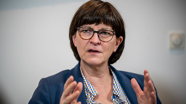 Noch sei die Frage der Immunität nicht abschließend geklärt, gibt Saskia Esken zu bedenken.