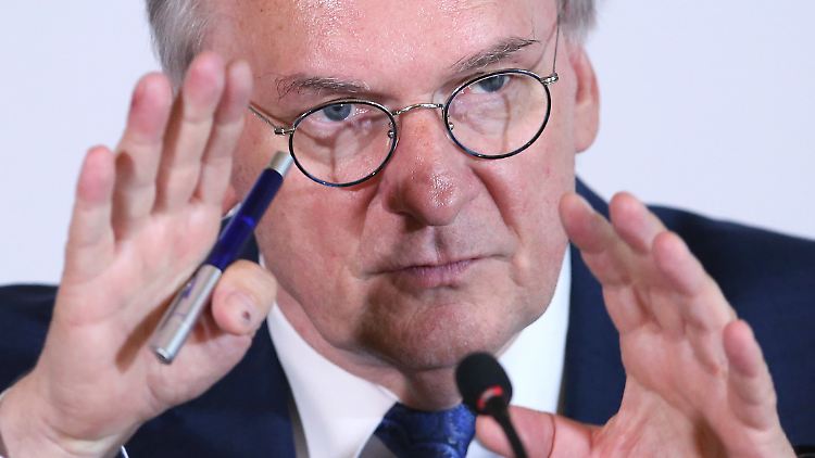 "Wir müssen der Bevölkerung das Signal geben, dass das, was wir gemeinsam erreicht haben, auch Effekte erzielt", sagt Sachsen-Anhalts Ministerpräsident Reiner Haseloff.