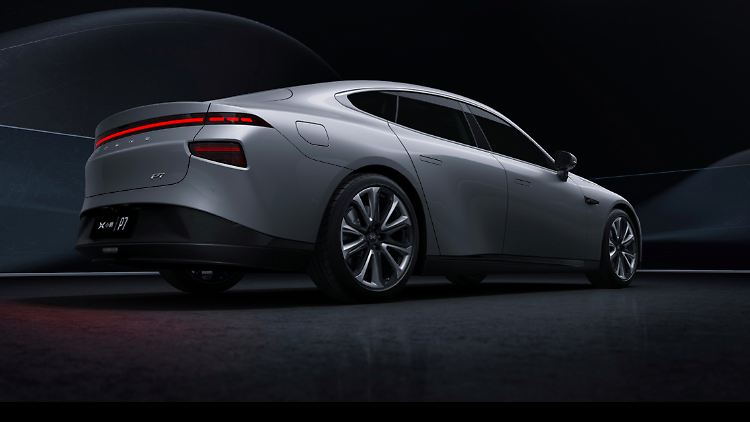 Der P7 ist mit 4,70 Meter gut 20 Zentimeter kürzer als ein Tesla Model S.