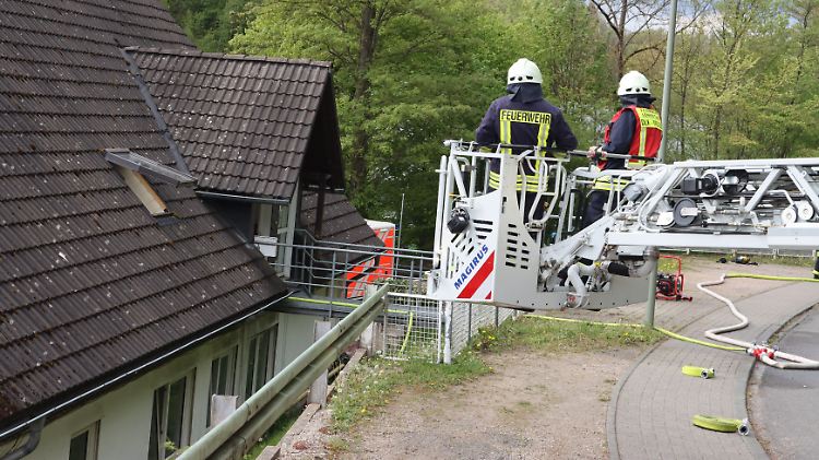 Die Feuerwehr löschte am Sonntag den Brand in einem Haus in Lennestadt.